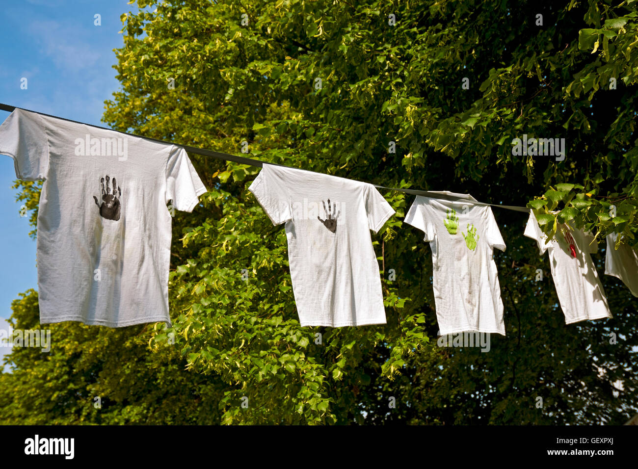 Magliette decorate con stampe a mano su una linea. Foto Stock