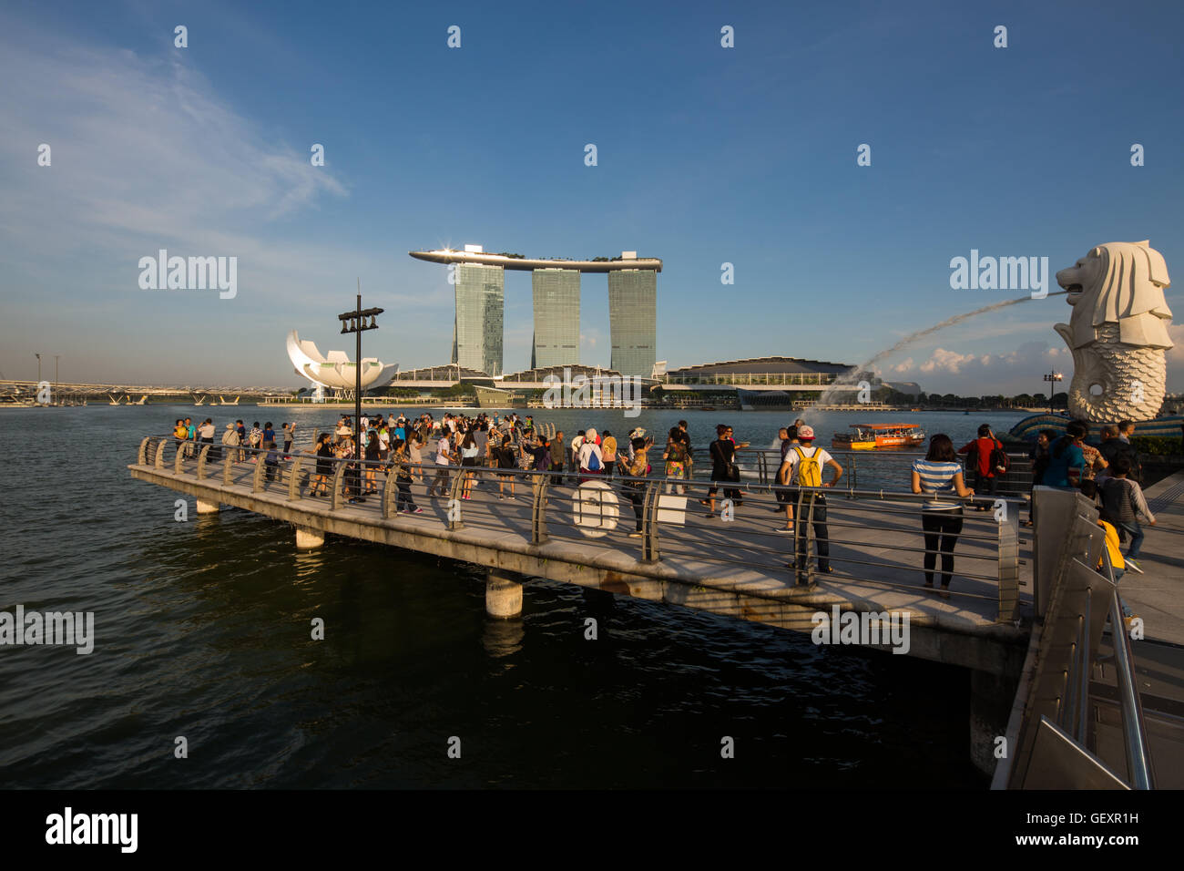 2016. Un'enorme folla di turisti si radunano nell'area della baia galleggiante di Merlion per scattare foto e godersi il paesaggio dell'area di Marina Bay. Singapore. Foto Stock