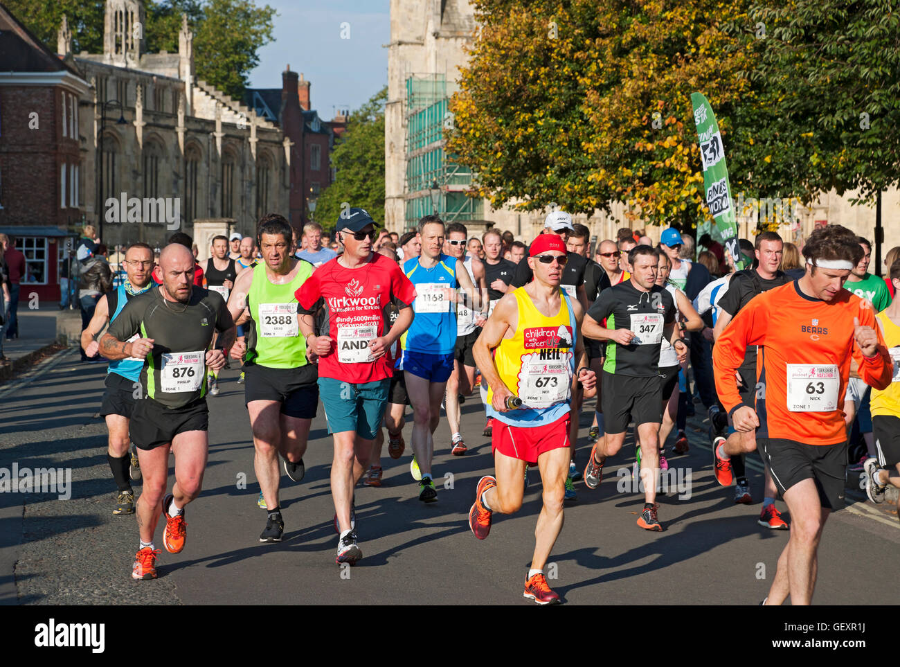 I concorrenti che corre attraverso il centro della città in Plusnet Maratona dello Yorkshire. Foto Stock