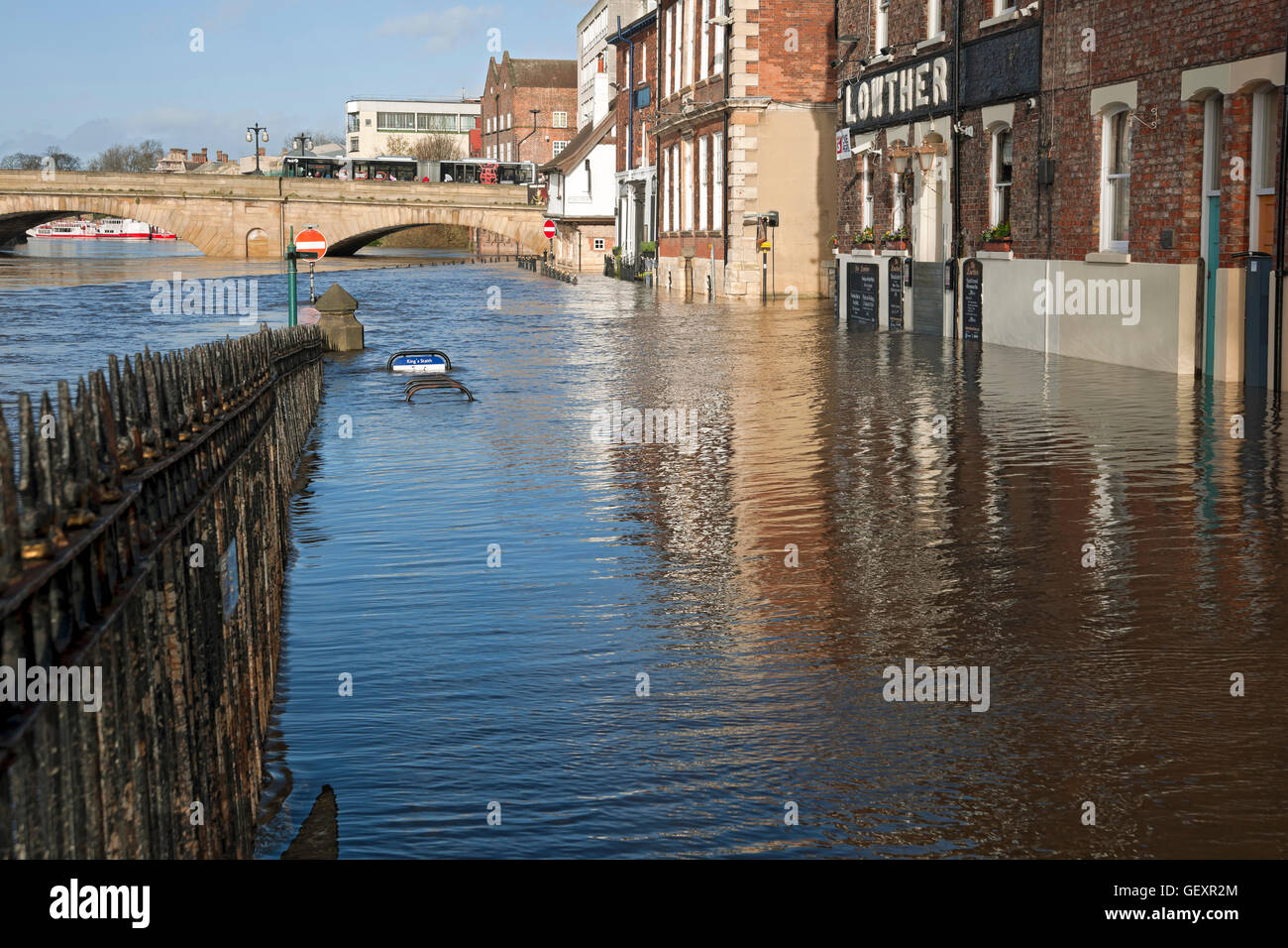 Fiume Ouse inondazioni riverside proprietà nel centro di York. Foto Stock