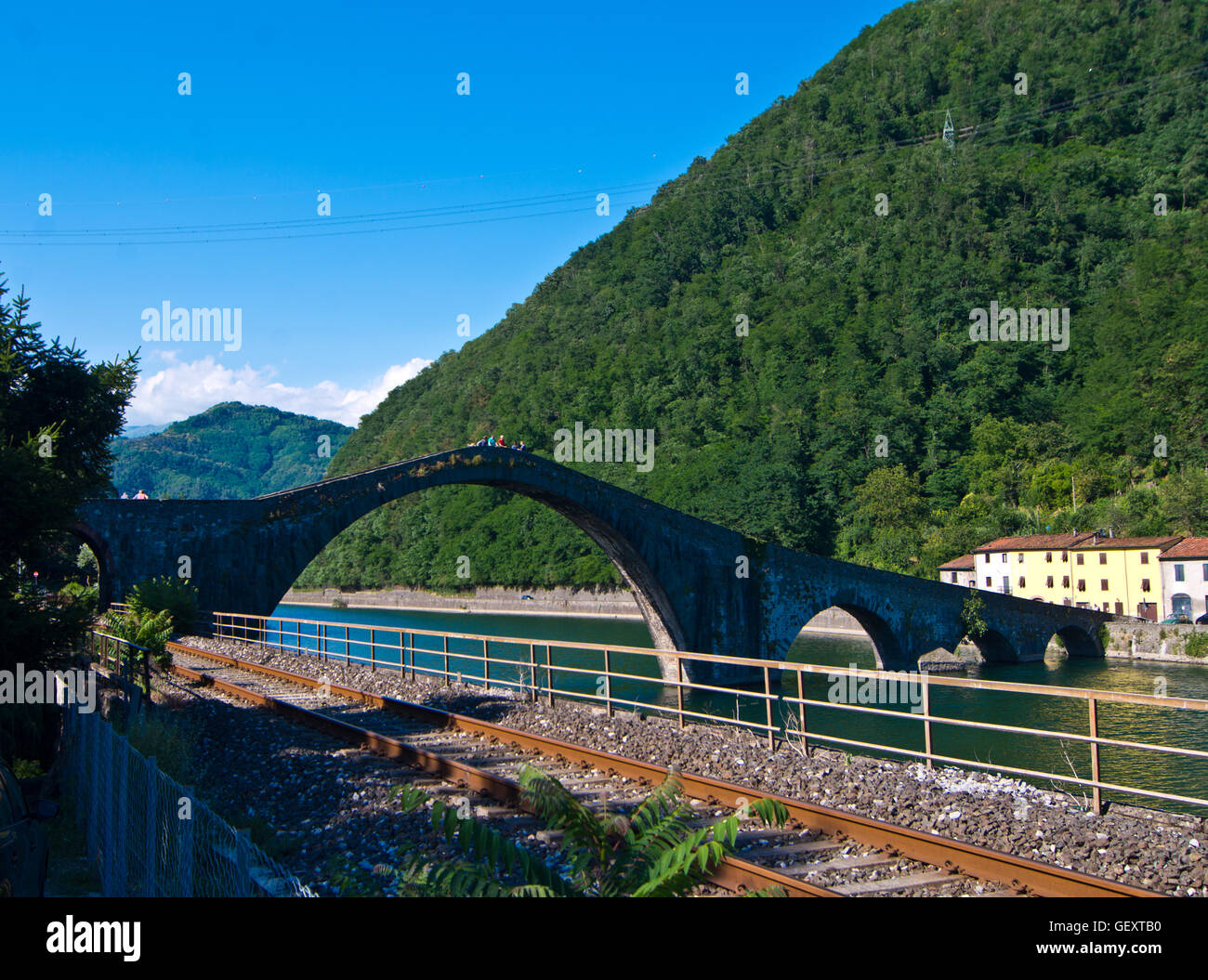 Il famoso ponte con quattro archi di diversi formati con un quinto arco per la stazione ferroviaria che si trova in Toscana, Italia Foto Stock