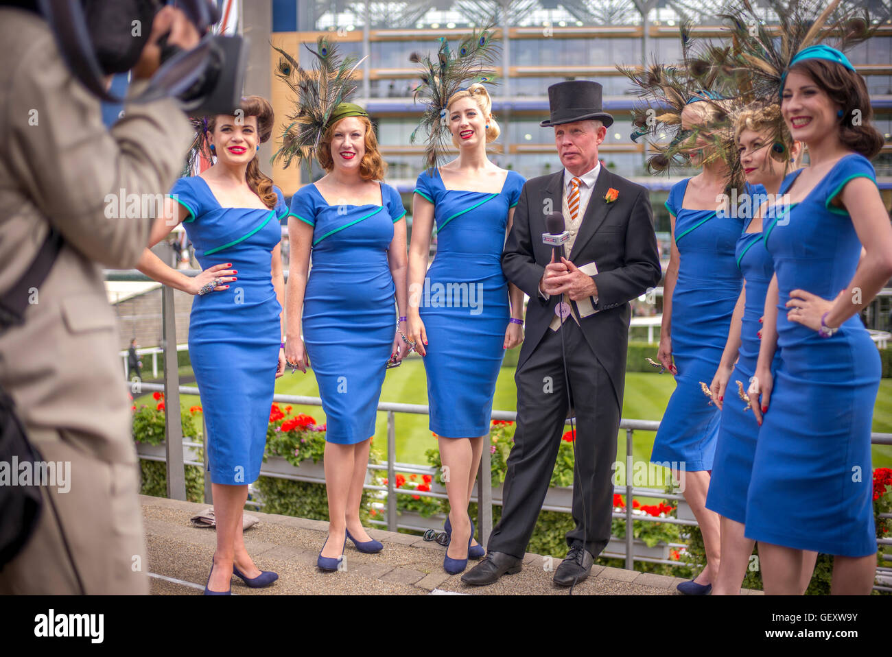 Tutti vestiti fino sul Signore giorno a Ascot Racecourse. Foto Stock