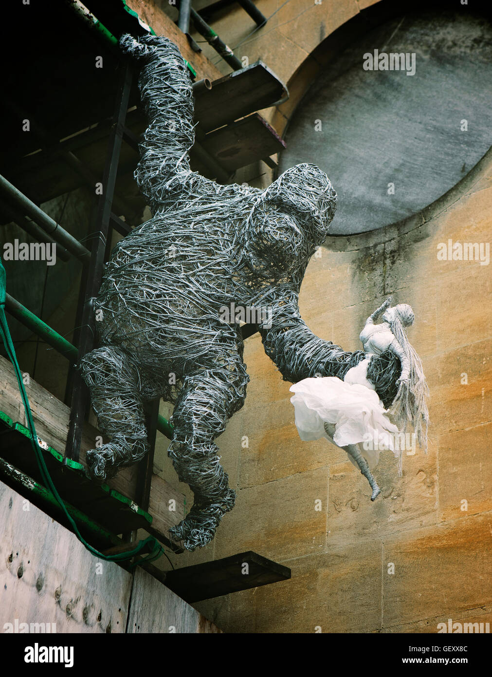 King Kong scultura appesi da ponteggio in Bristol. Foto Stock