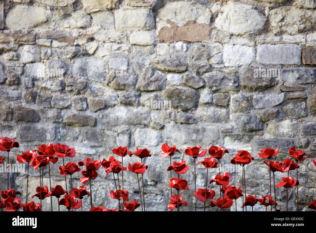 Papaveri da sangue spazzata di terre e mari di Rosso arte di installazione presso la Torre di Londra la marcatura i cento anni della prima guerra mondiale. Foto Stock