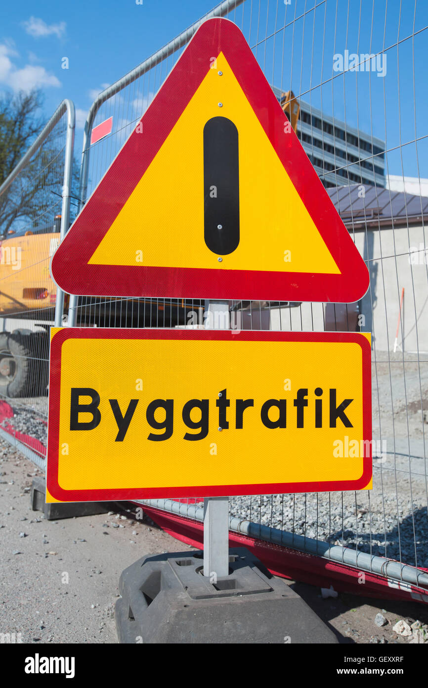 Strada in costruzione. Punto esclamativo cartello stradale di avvertimento sulla strada urbana. Il testo svedese significa costruzione di traffico Foto Stock
