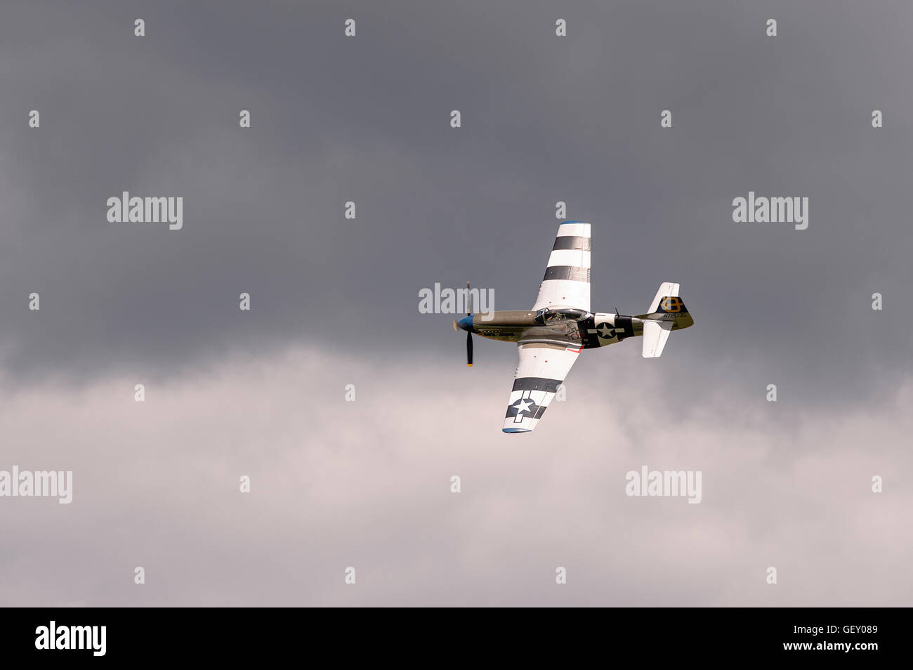 Una vola oltre da una Mustang IV P-51 da combattimento aereo alla sesta annuale combinate mostrano Ops. Foto Stock