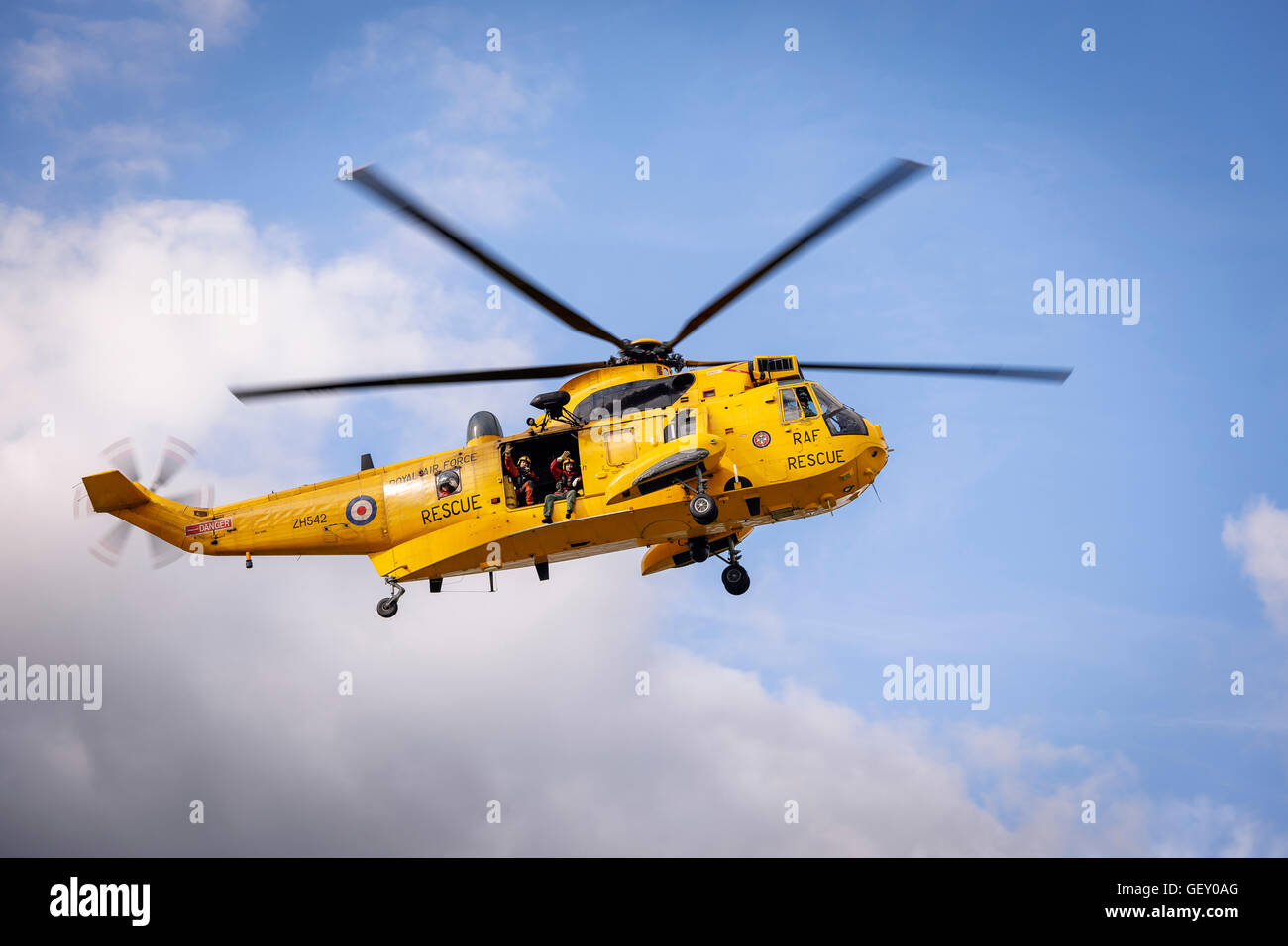 Un fly-in consegna da un mare di RAF re elicottero alla sesta annuale combinate mostrano Ops. Foto Stock