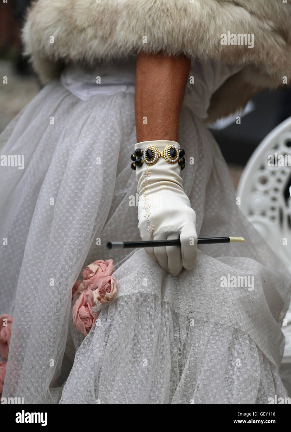 Glovers bianco di una dama elegante con il bocchino Foto Stock