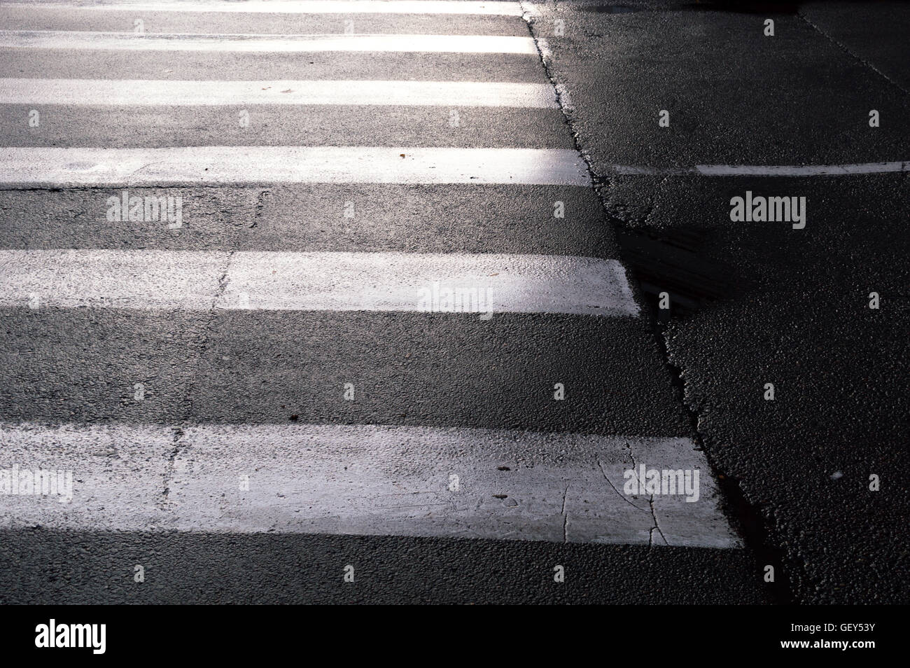 Crosswalk sulla strada di città closeup. Vista orizzontale. Hard Light Foto Stock