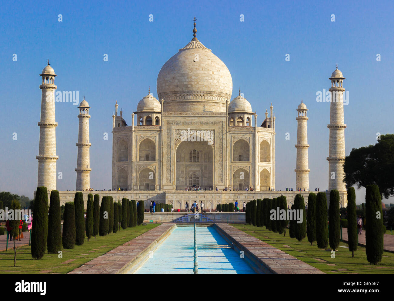 Agra, Uttar Pradesh, India - 27 Settembre 2014: Taj Mahal dopo l'alba in blu ora, Agra, India. Foto Stock