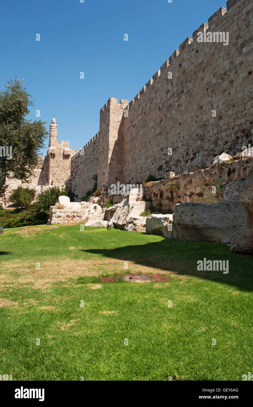 Gerusalemme, città vecchia: le antiche mura che circondano la città vecchia, costruito sotto il sultano Solimano il Magnifico tra il 1537 e il 1541 Foto Stock
