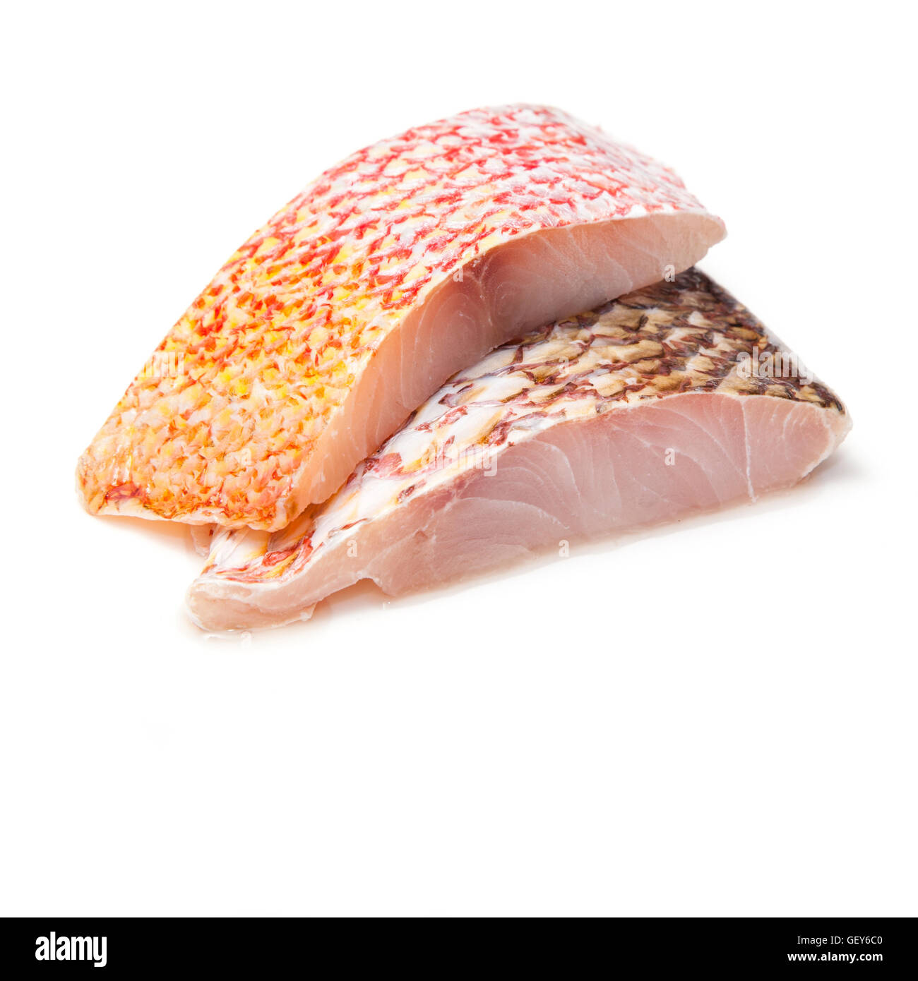 Materie Red Snapper i filetti di pesce isolato su un bianco di sfondo per studio. Foto Stock