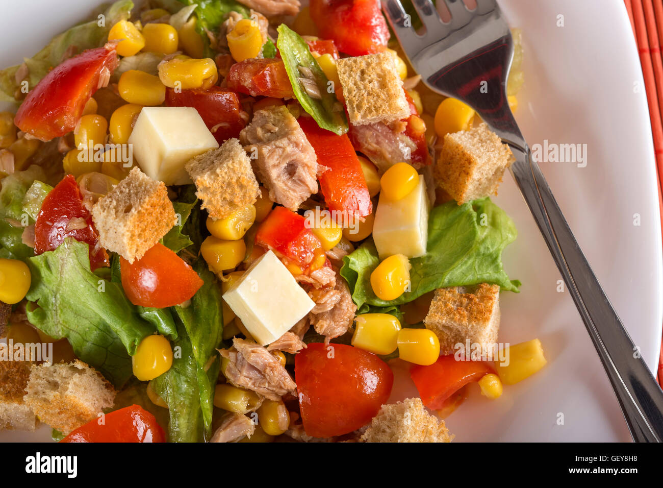 Insalata di tonno con pomodoro, Formaggio feta, mais e verdi sulla piastra Foto Stock