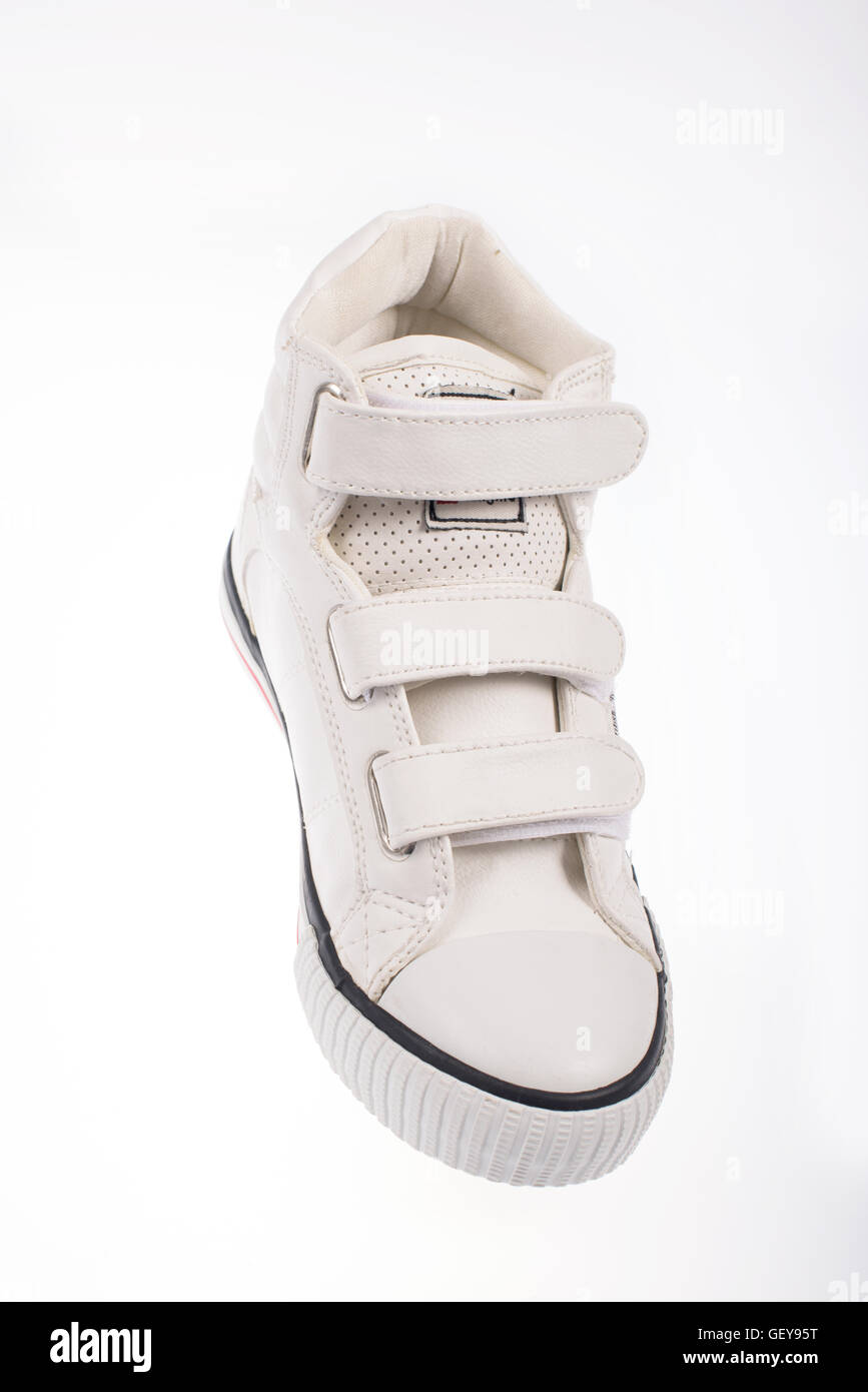 A sinistra di sneaker bianco su sfondo bianco Foto Stock
