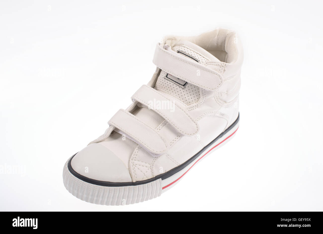 A sinistra di sneaker bianco su sfondo bianco Foto Stock