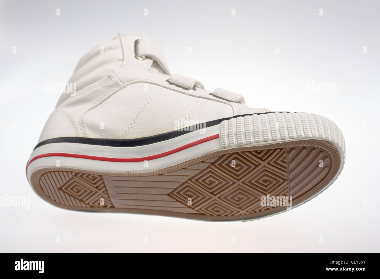 A sinistra di sneaker bianco su sfondo bianco Foto Stock