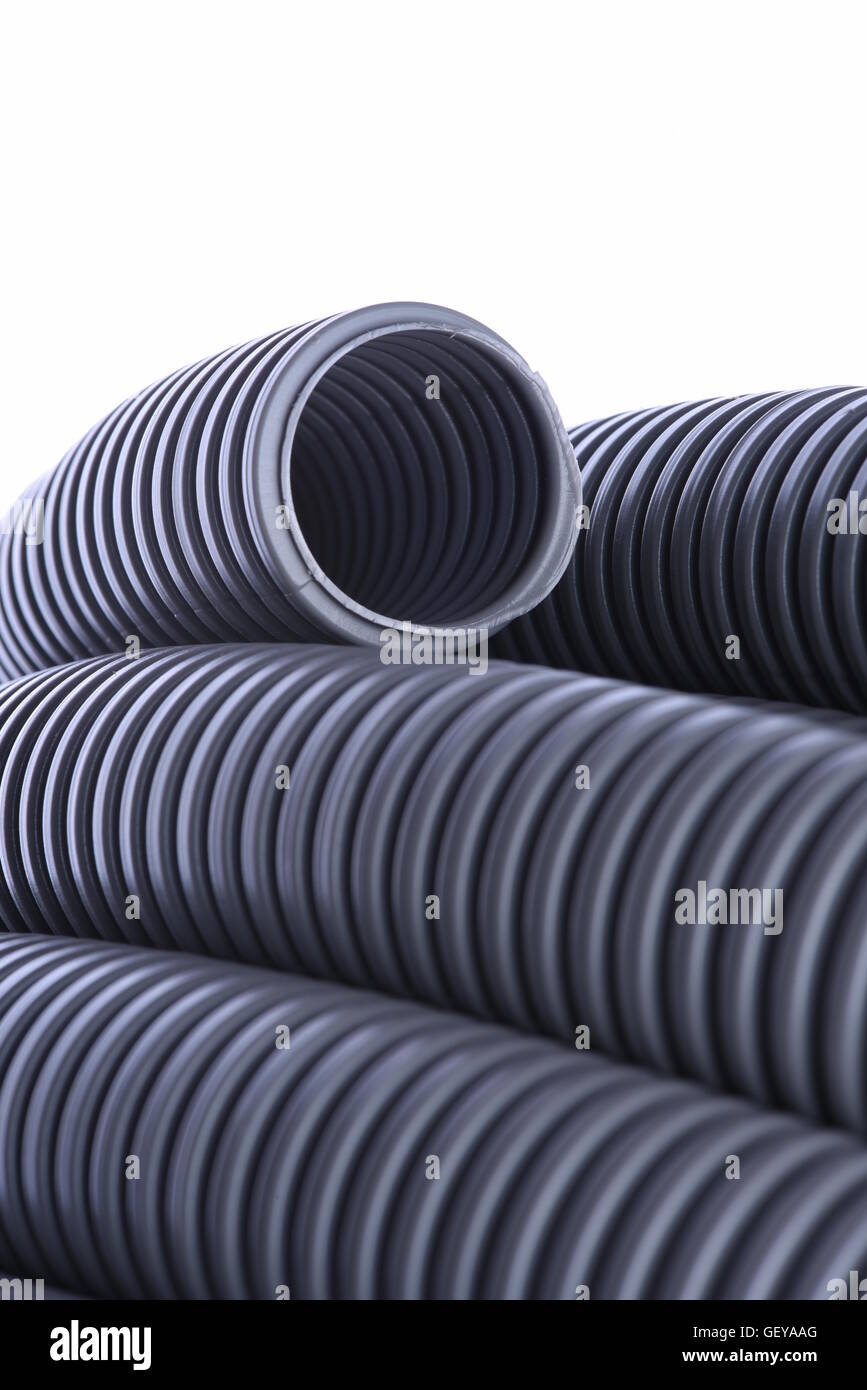 Tubo corrugato per l'installazione di cavo elettrico isolato su sfondo bianco Foto Stock