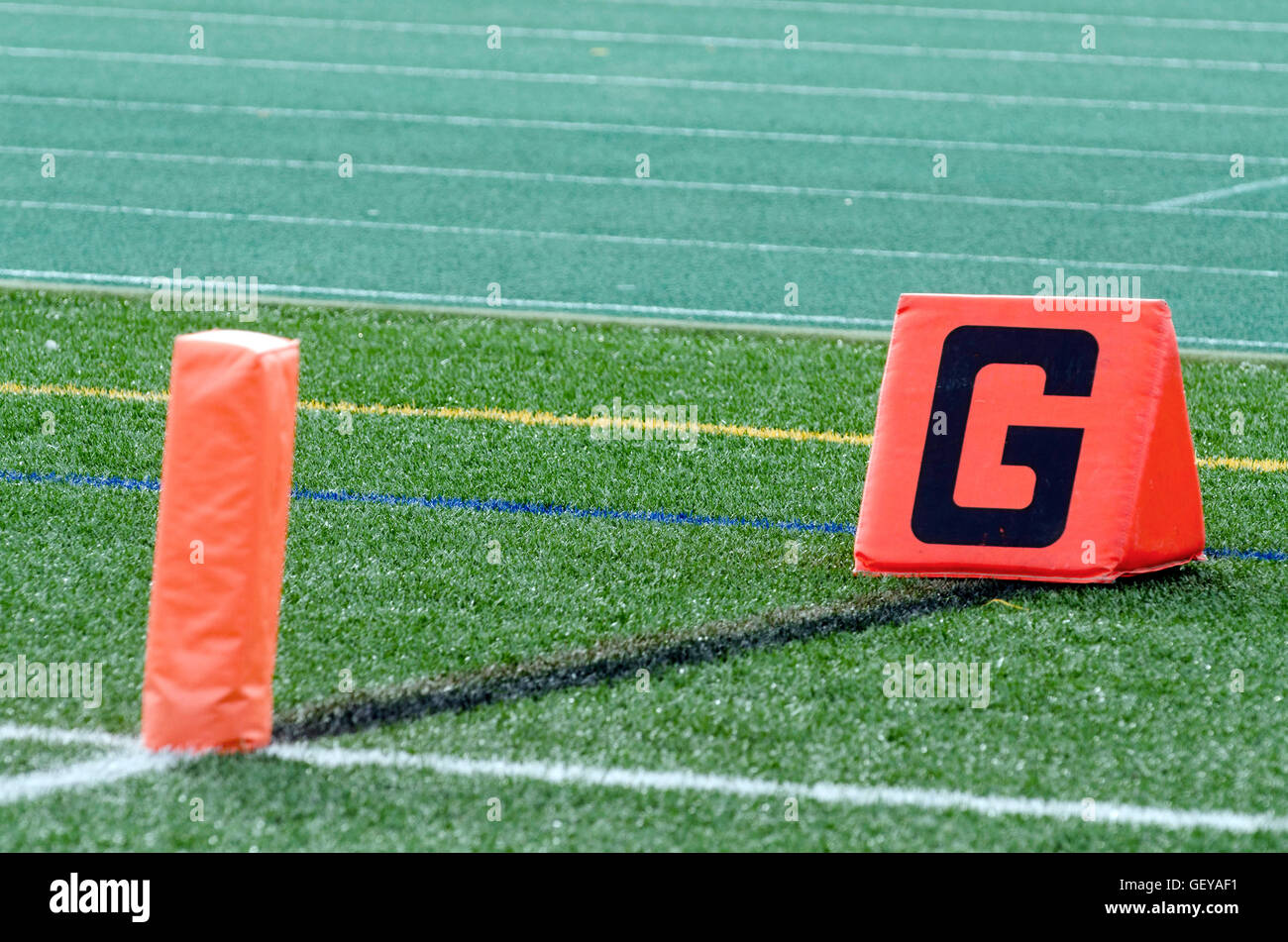 Linea di traguardo di marcatore e pilone sul campo di calcio Foto Stock