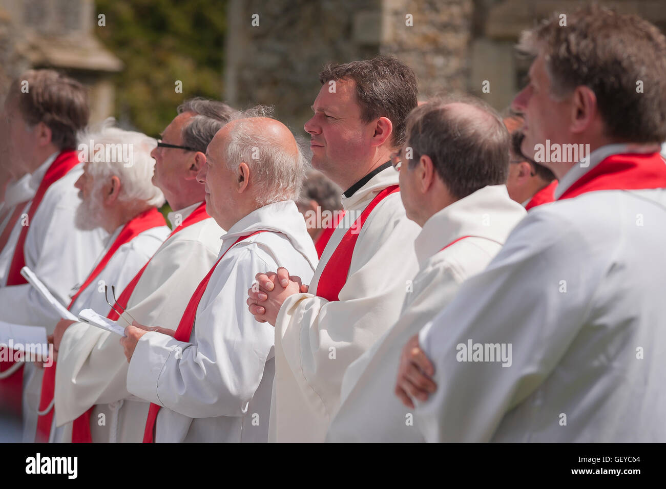 Un gruppo di sacerdoti di culto insieme durante l'annuale Pellegrinaggio Nazionale tenutosi a Walsingham Abbey, Norfolk, Inghilterra. Foto Stock