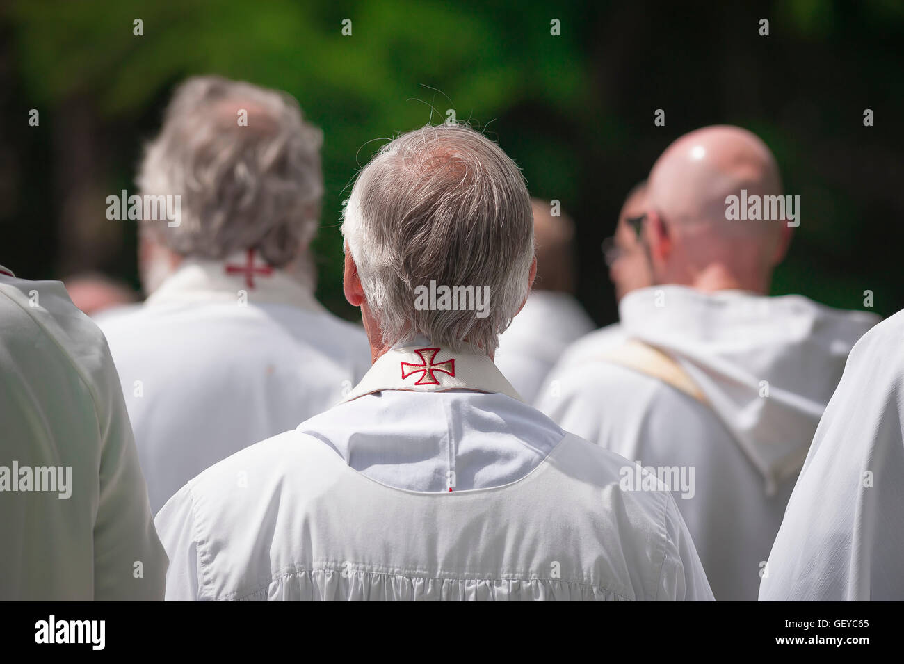 Un gruppo di sacerdoti pregano insieme durante l'annuale Pellegrinaggio Nazionale tenutosi a Walsingham Abbey, Norfolk, Inghilterra. Foto Stock