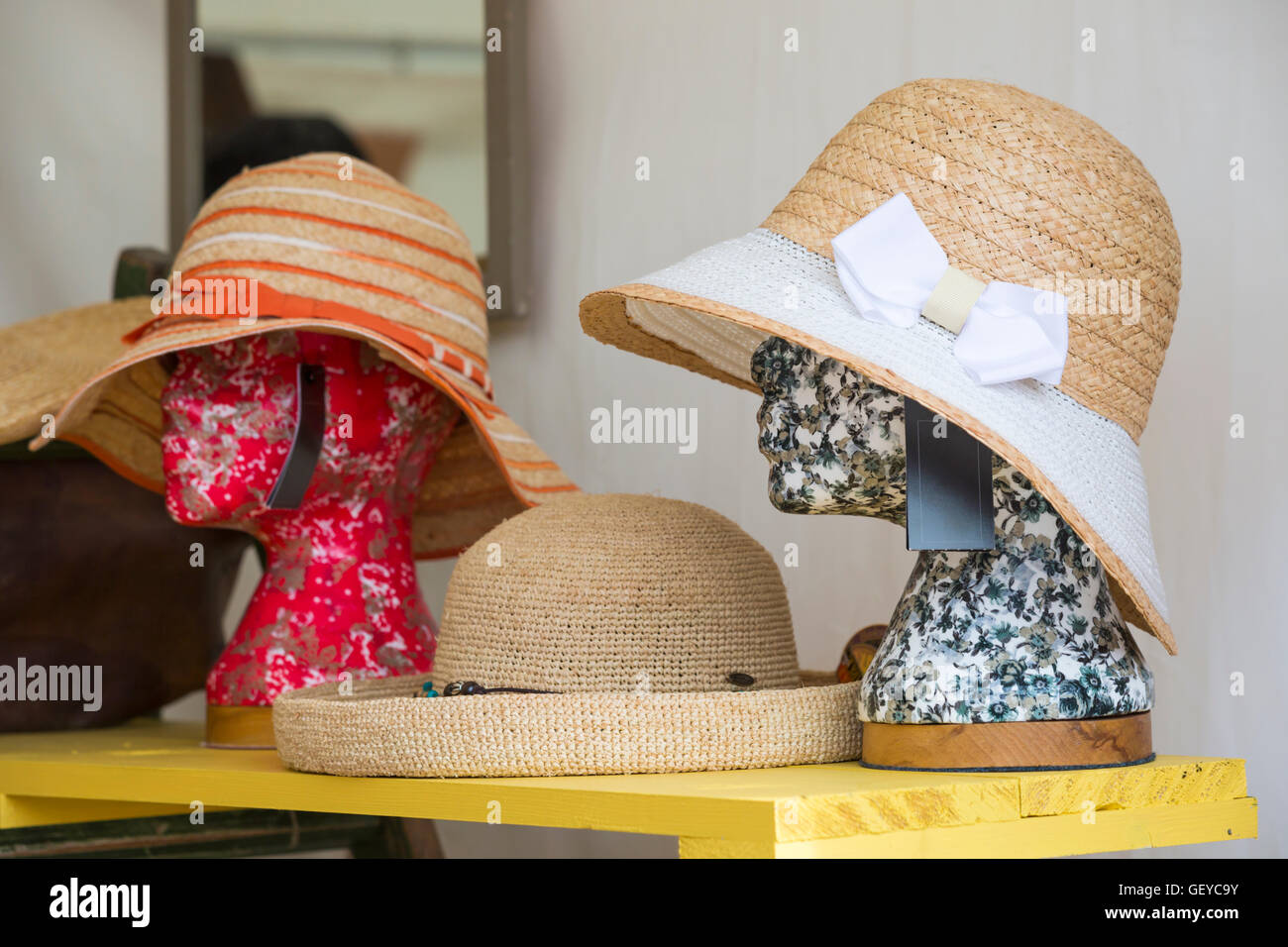 Teste di manichino a motivi geometrici che indossano cappelli in mostra al New Forest & Hampshire County Show, Brockenhurst, Hampshire Regno Unito a luglio Foto Stock