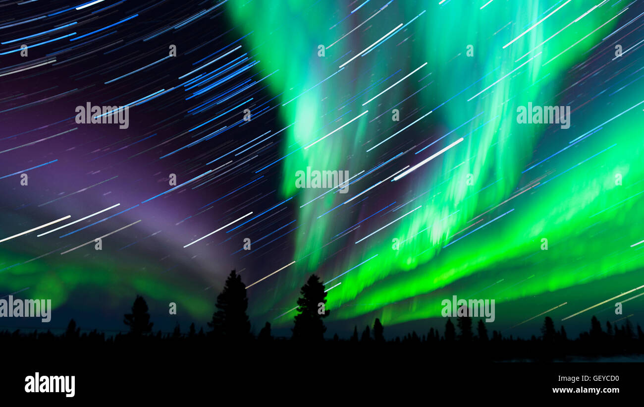 Nightsky illuminato con aurora boreale, luci del nord e startrails, wapusk national park, Manitoba, Canada. Foto Stock