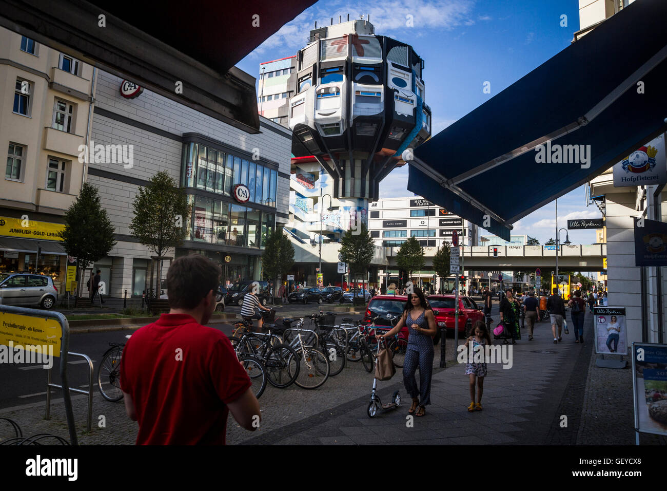 Il Bierpinsel visto da una strada di negozi in Steglitz, Berlino, Germania. Foto Stock
