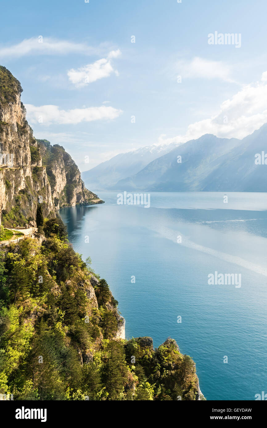 Panorama del meraviglioso Lago di Garda circondato da montagne a Riva del Garda, Italia. Foto Stock