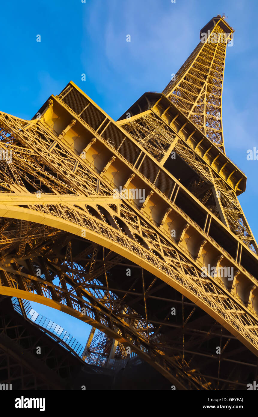 Torre Eiffel in corrispondenza di un angolo verso l'alto Foto Stock