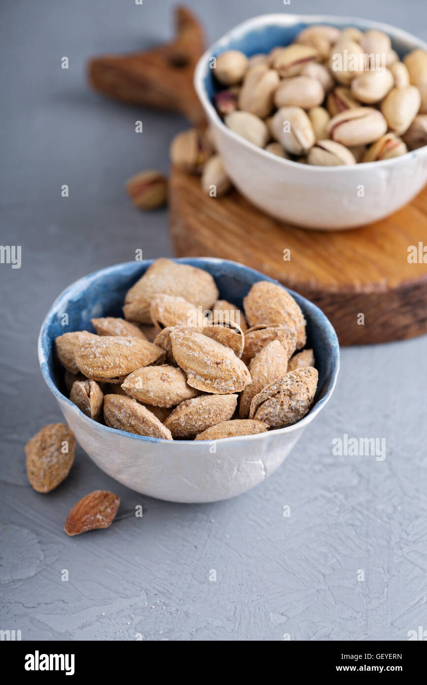 Salate mandorle e pistacchi in un guscio Foto Stock