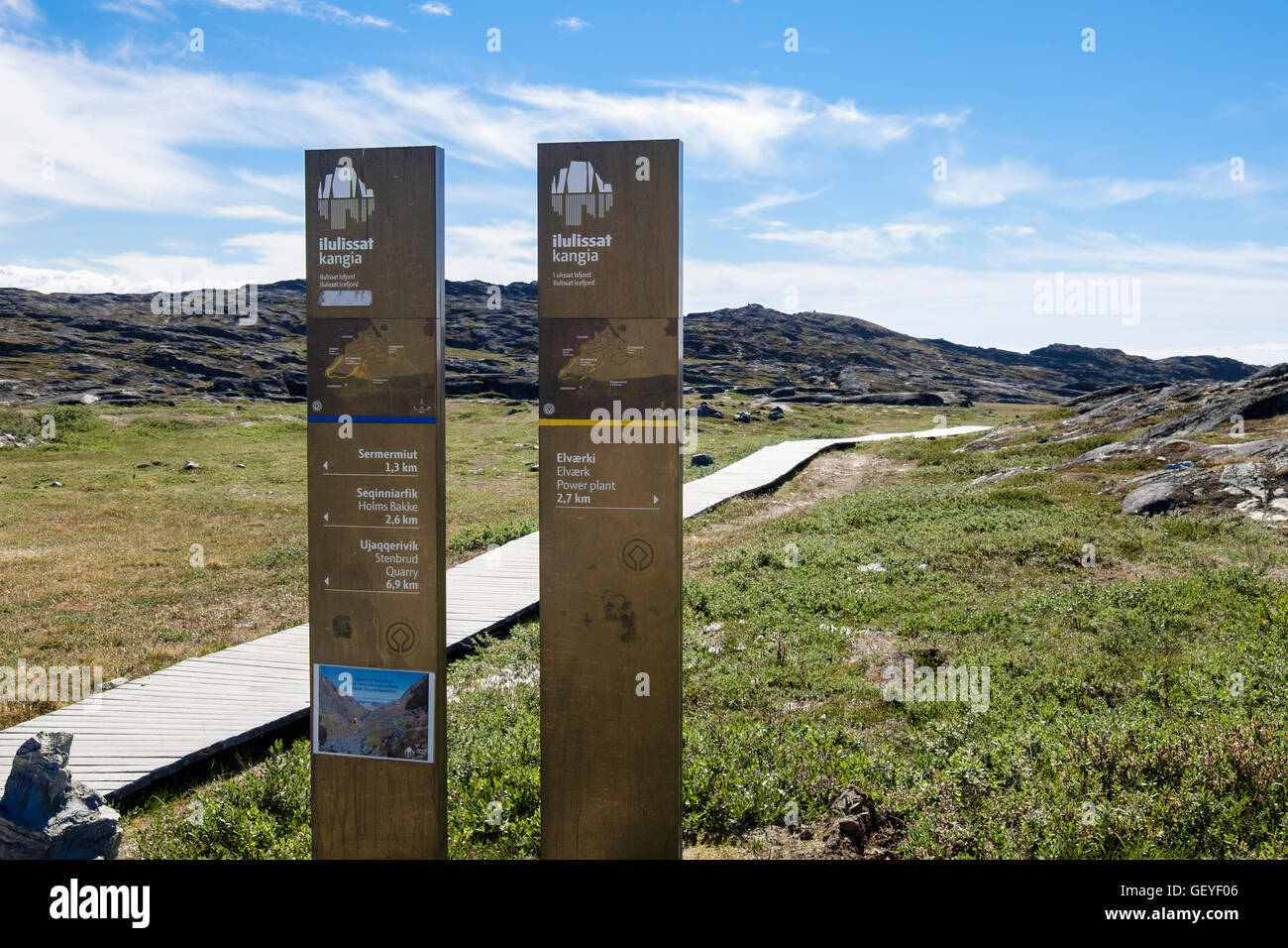 Il blu e il sentiero giallo segni all'inizio del lungomare di Sermermiut insediamento inuit e Ilulissat icebergs. Ilulissat Tourist Nature Groenlandia Foto Stock