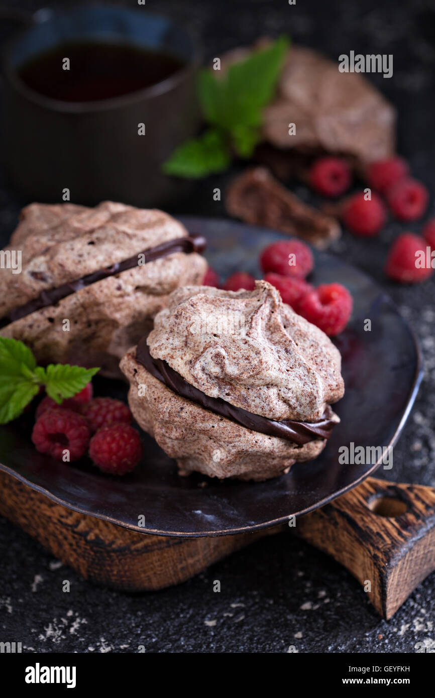 Meringa dessert con cioccolato e lamponi Foto Stock