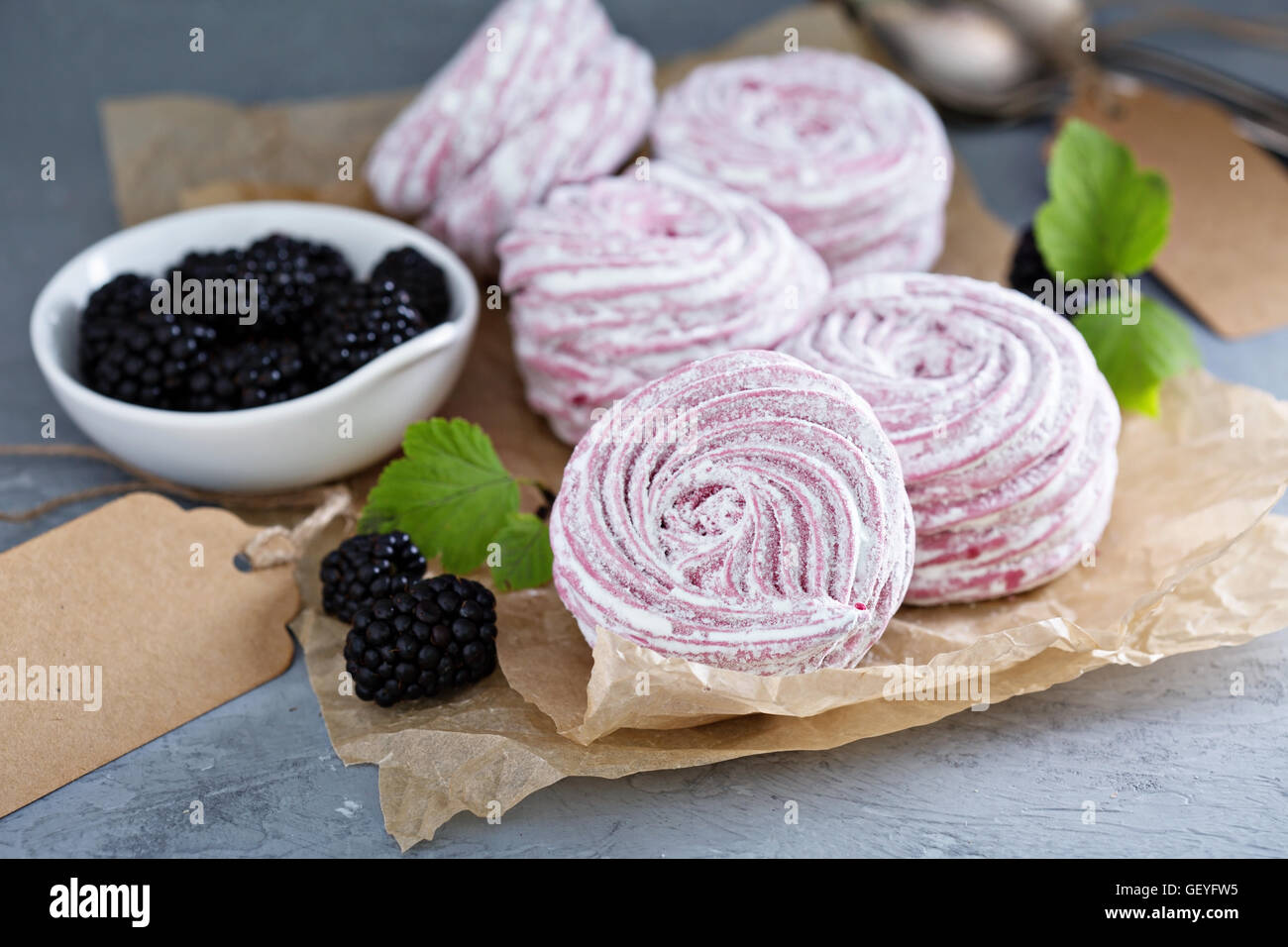 In casa marshmallow dessert con frutti di bosco Foto Stock