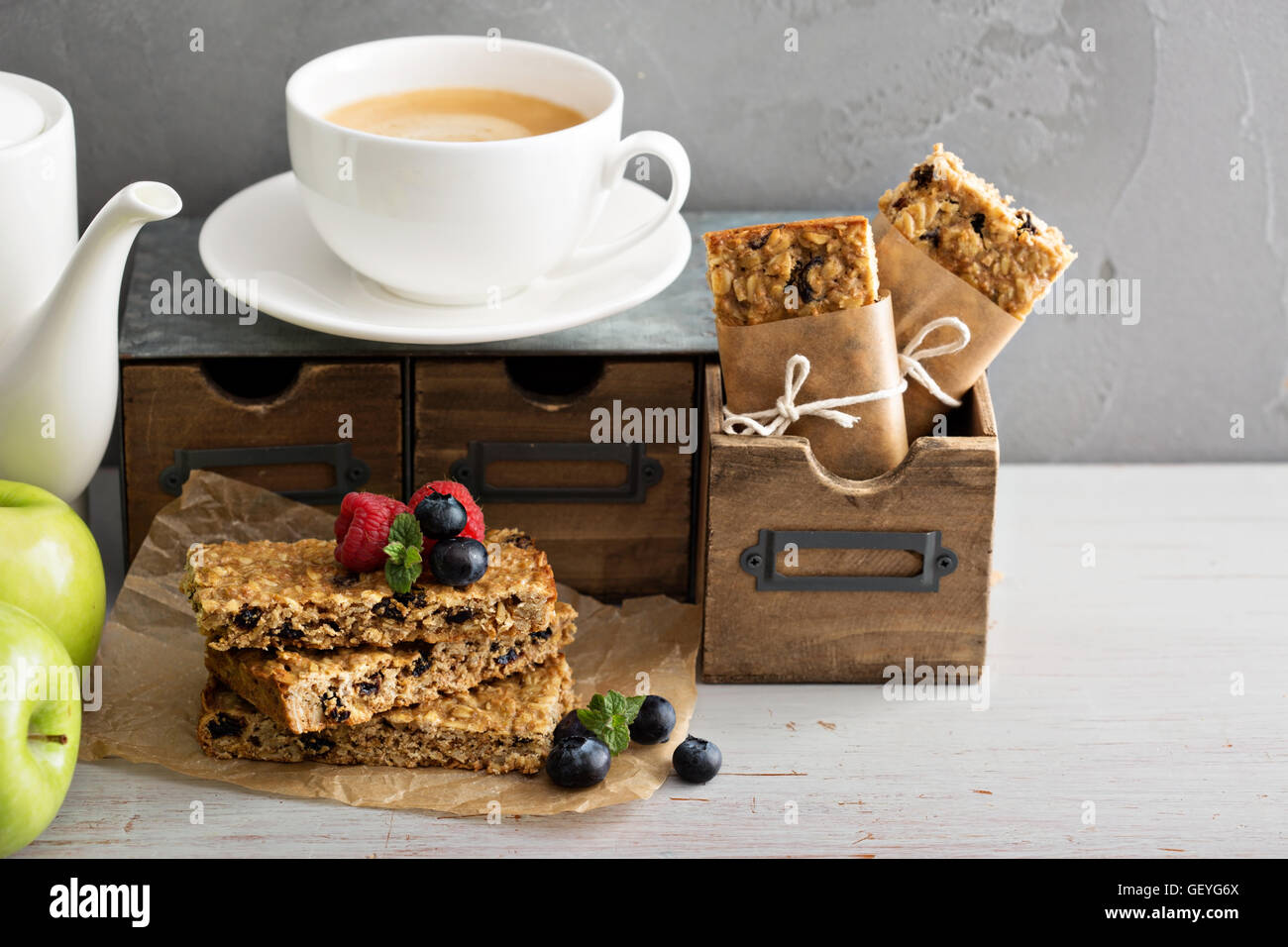Il pranzo per andare a scuola o in ufficio granola bar Foto Stock
