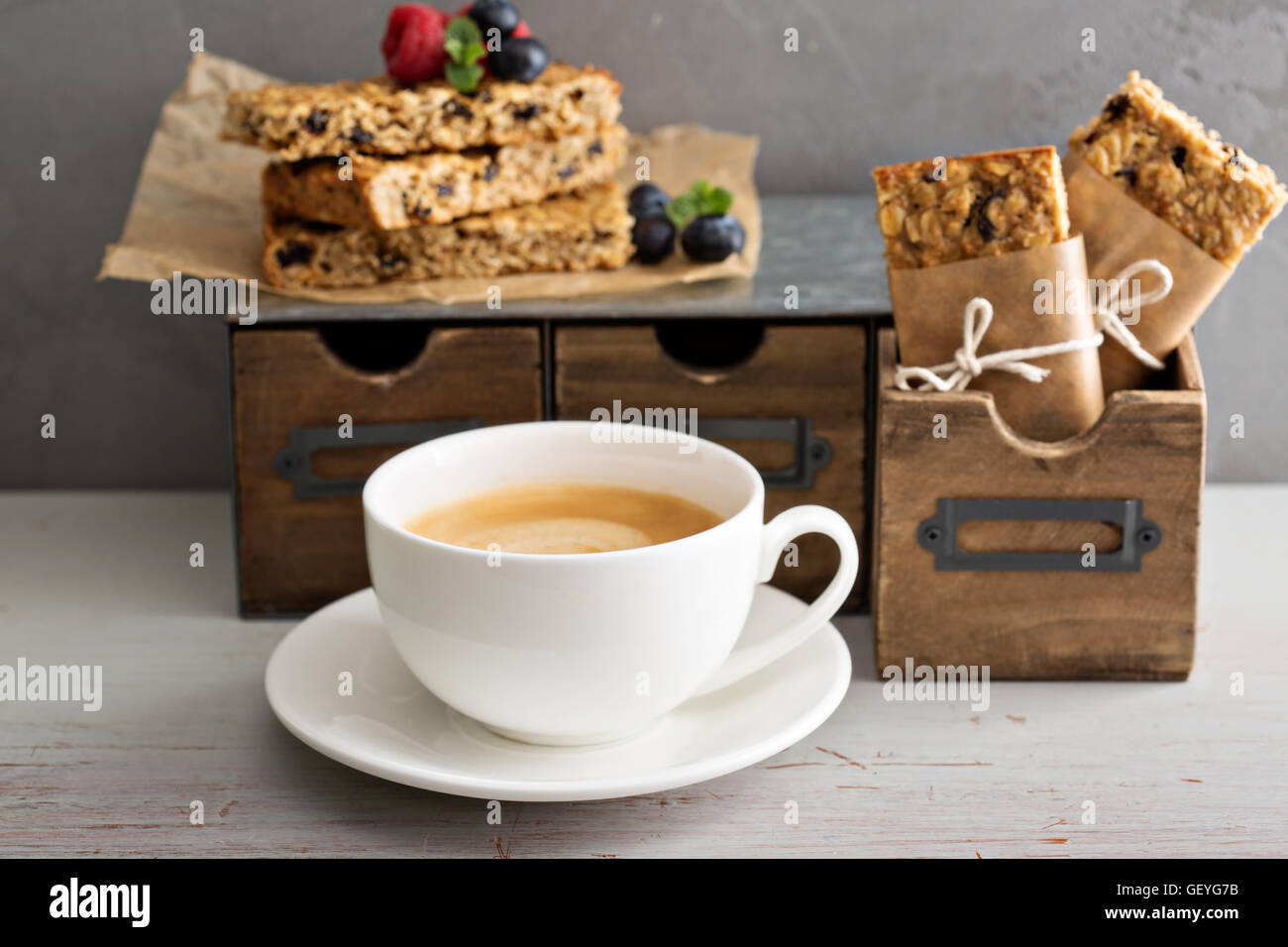 Il pranzo per andare a scuola o in ufficio granola bar Foto Stock