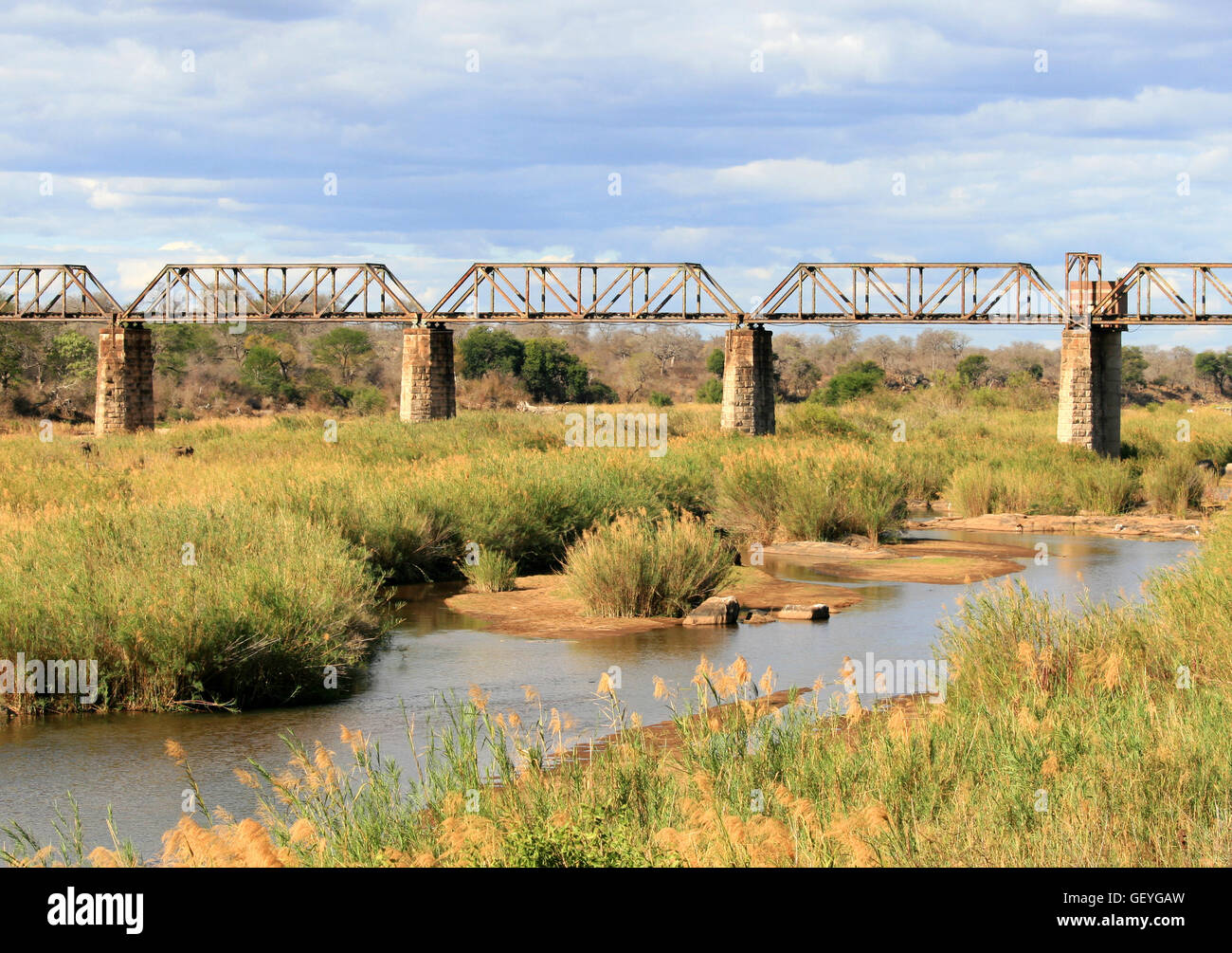 Ponte sul Fiume Sabie, Skukuza Camp, Parco Nazionale Kruger, Mpumalanga, Sud Africa Foto Stock