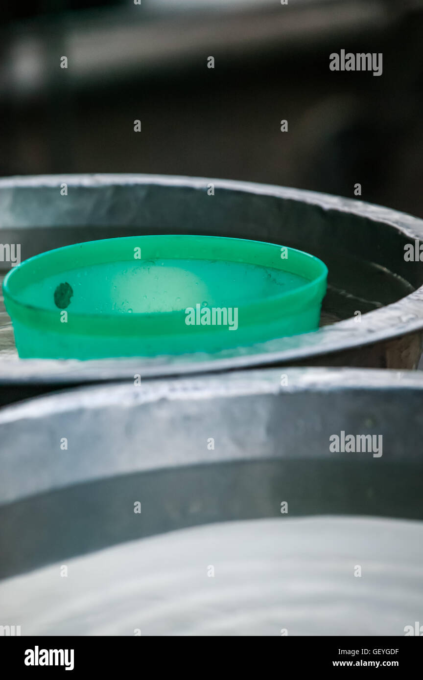 Acqua pulita nella grande vasca in metallo,porta nord mercato alimentare,Chiang Mai Thailandia Foto Stock