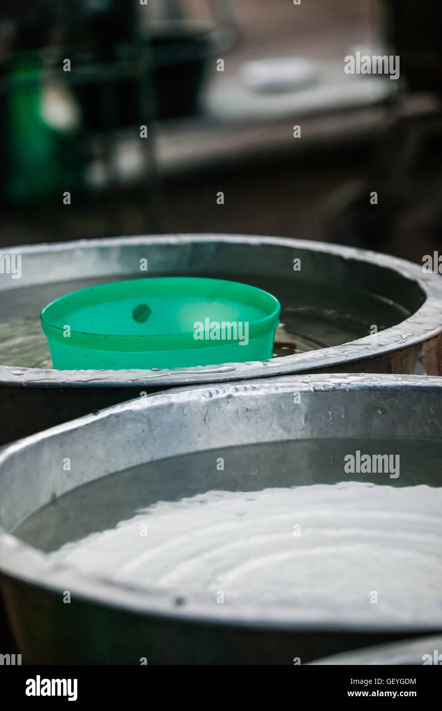 Acqua pulita nella grande vasca in metallo,porta nord mercato alimentare,Chiang Mai Thailandia Foto Stock