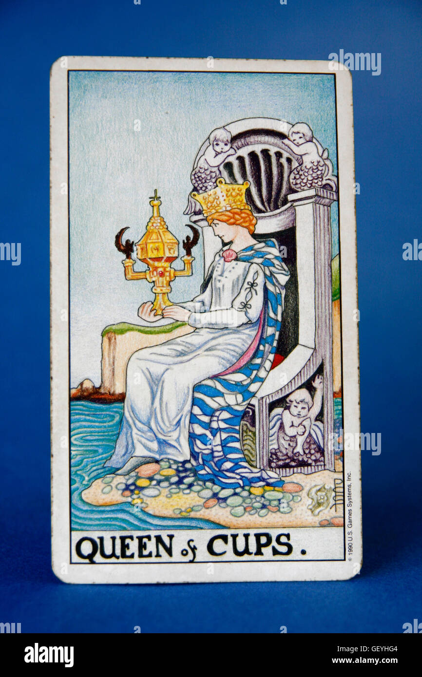 Le carte dei Tarocchi, regina di coppe Foto stock - Alamy