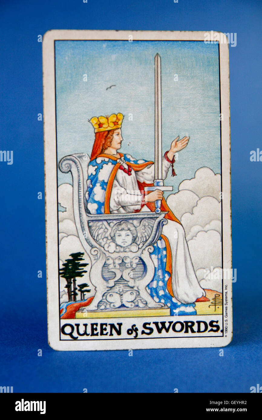 Le carte dei Tarocchi, regina di spade Foto stock - Alamy