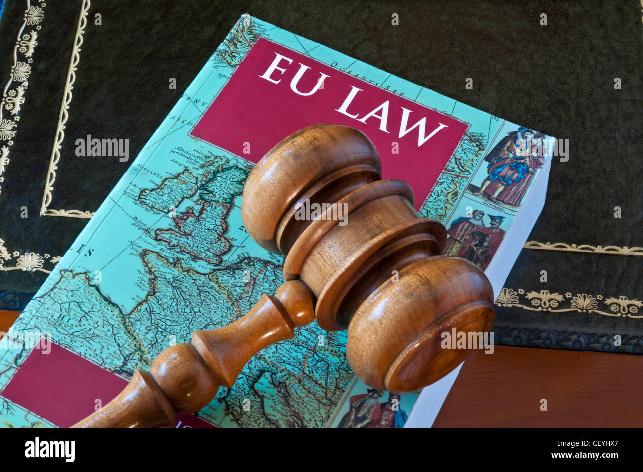 Libro di legge dell'UE con mappa della copertina europea, su scrivania con giudici Gavel accordo di Schengen dell'Unione europea Leggi leggi legal binding Regno Unito ed Europa Foto Stock