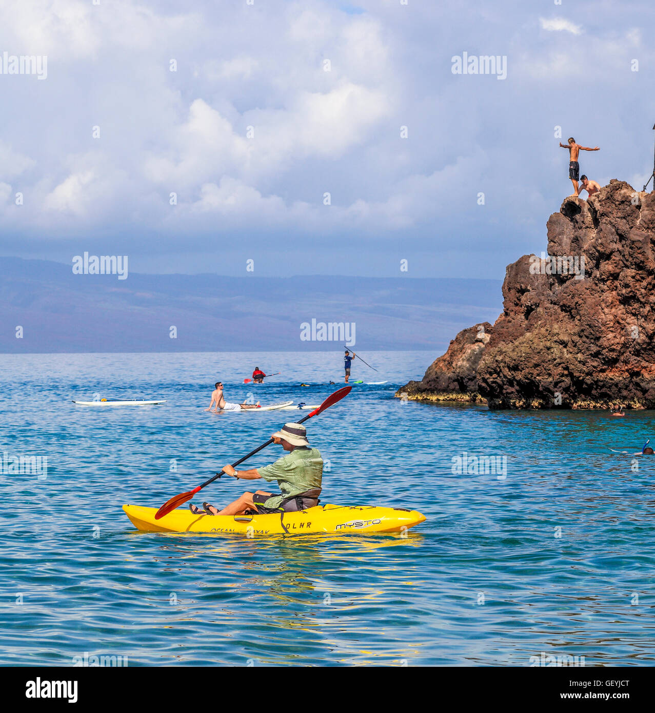 Kayaker, snorkeling, stand up paddle boarder e gli altri da Black Rock a Kaanapali Beach Foto Stock