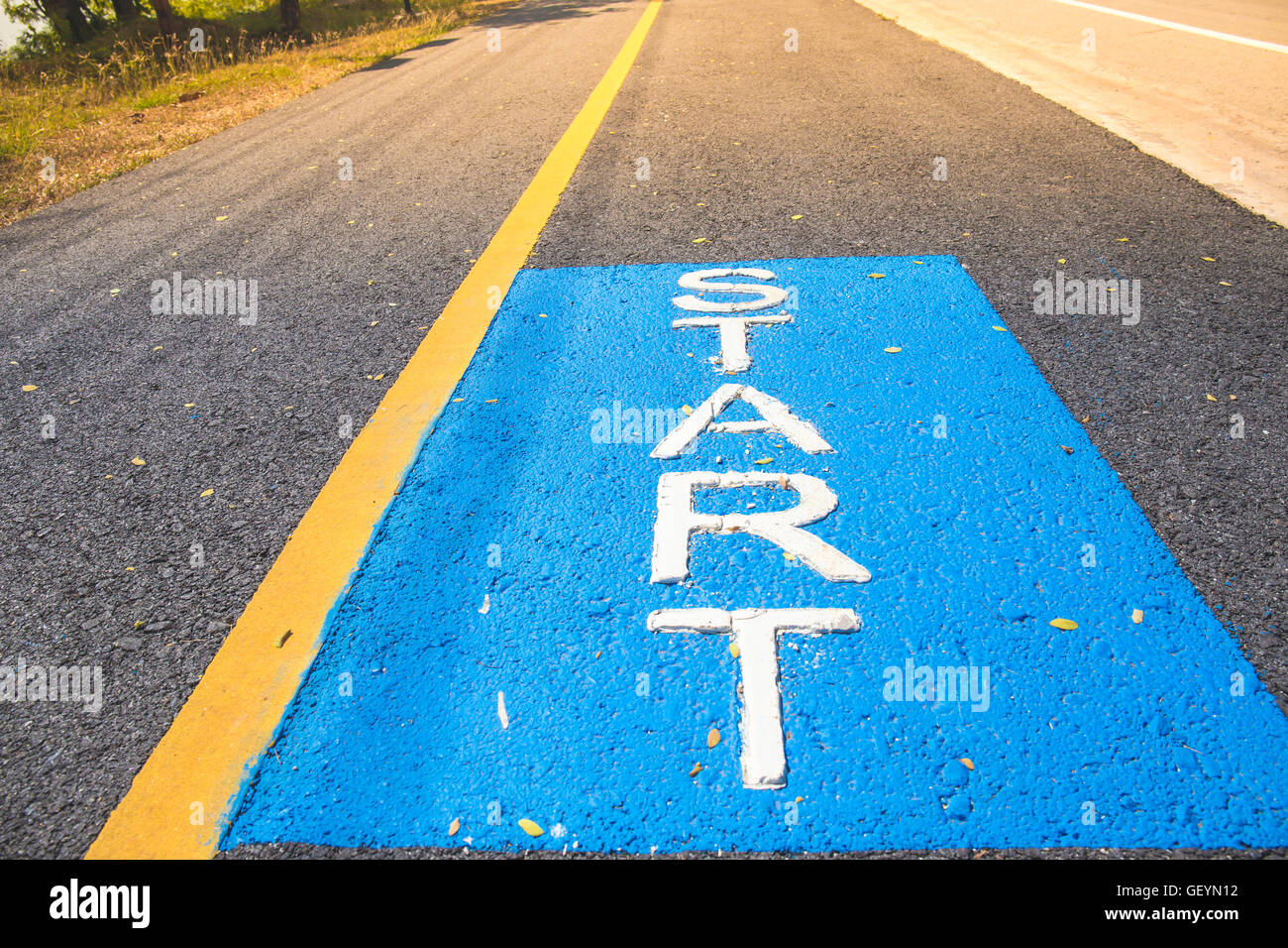 Punto di partenza sulla strada asfaltata per a piedi e in bicicletta Foto Stock