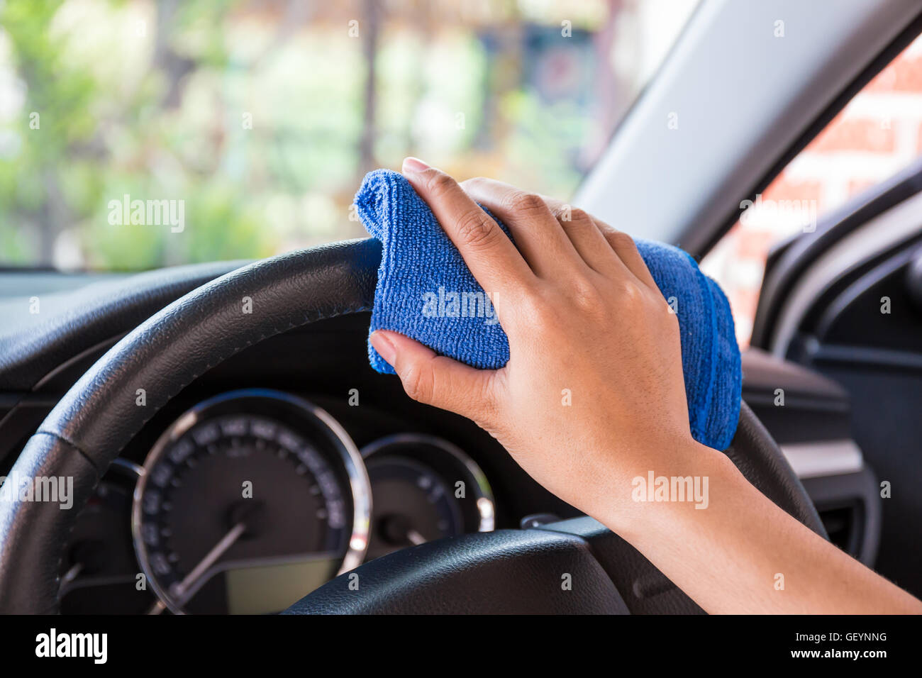 Mano con panno microfibra per pulizia interna e il volante auto moderna  Foto stock - Alamy