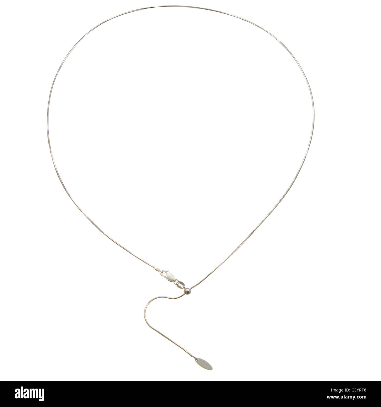 Un argento collana catena su sfondo bianco Foto Stock