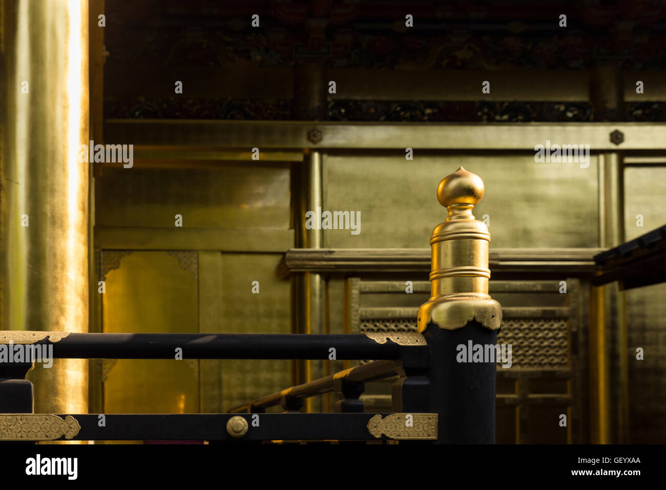 Dettagli del dorato Santuario Toshogu nel Parco di Ueno a Tokyo in Giappone Foto Stock