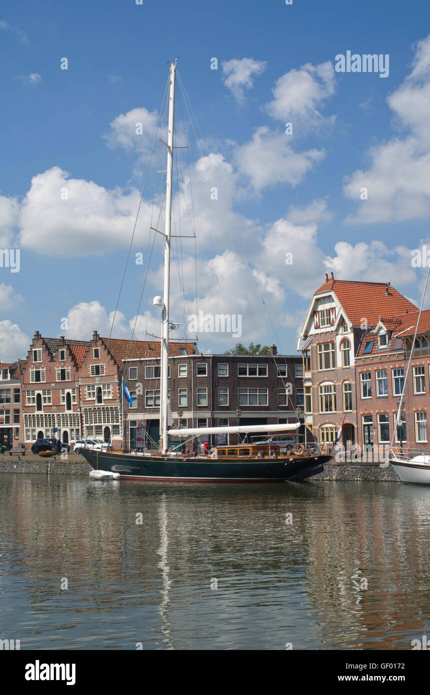 Grandi yacht di lusso ormeggiato Hoorn Harbour Foto Stock