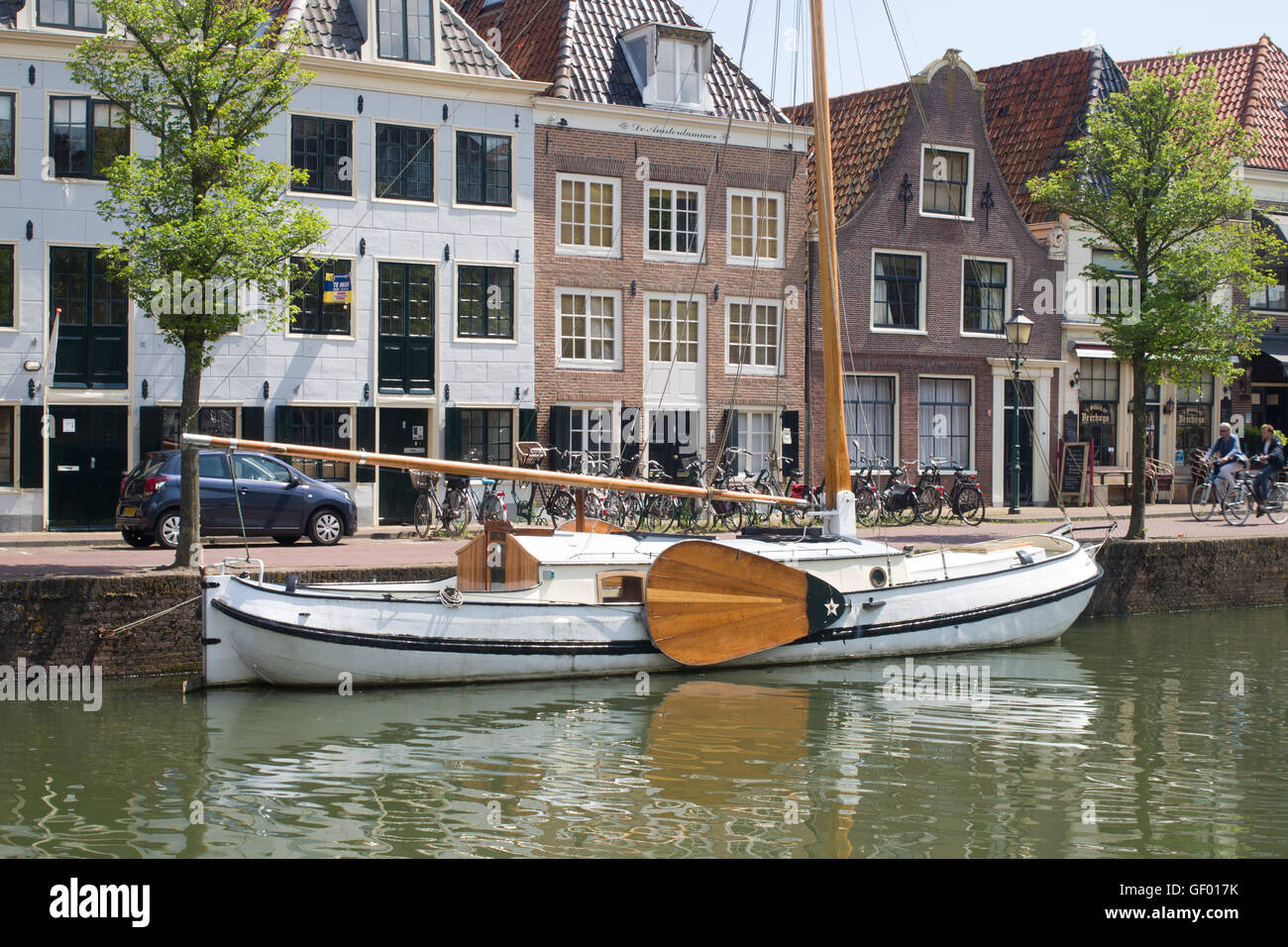 Olandese tradizionale barca ormeggiata in Hoorn Holland Foto Stock