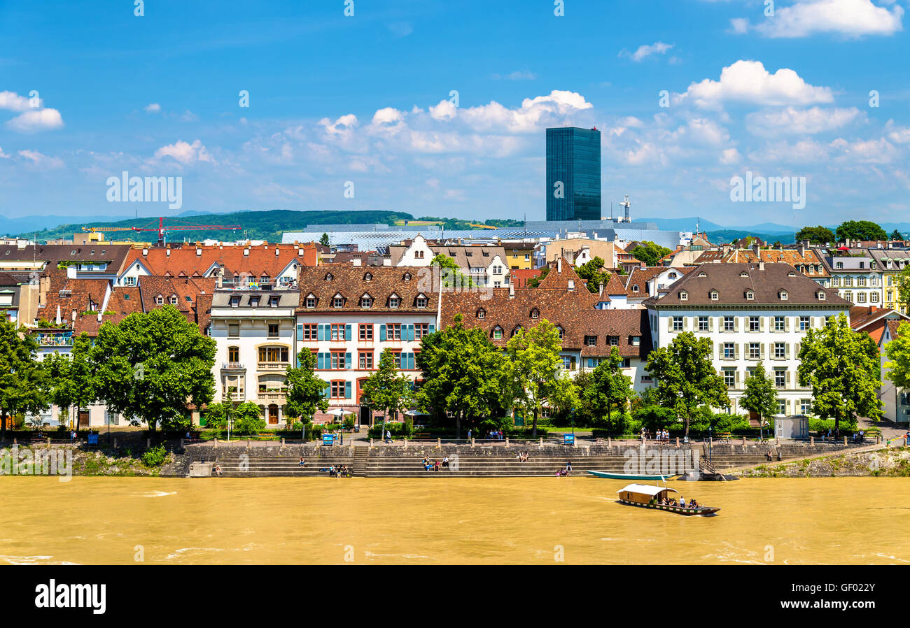Vista della città di Basilea con il Reno Foto Stock