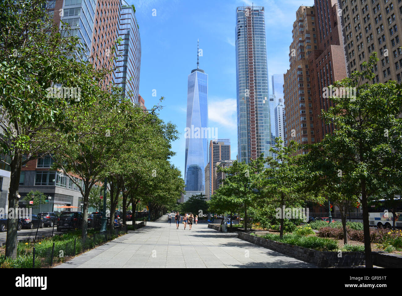 Percorso pedonale in Battery Park City con il World Trade Center Tower uno in background. Foto Stock